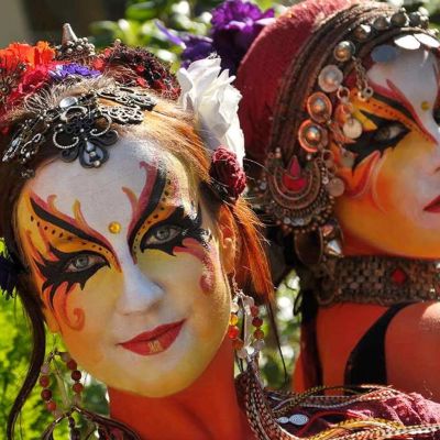 De kleurrijke artiesten van straattheater ‘La Caravane des Couleurs’ in Bellewaerde Park.